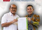 Jakarta, Prokopim – Wakil Bupati Ketapang melaksanakan koordinasi terkait EBTKE ke Direktorat Jenderal Energi Baru, Terbarukan dan Konservasi Energi (EBTKE) Kementerian Energi dan Sumber Daya Mineral Republik Indonesia. Kamis, (29/01/2026).  Ini merupakan tindaklanjut dari surat Direktorat Jenderal Energi Baru, Terbarukan dan Konservasi Energi (EBTKE) Kementerian Energi dan Sumber Daya Mineral Republik Indonesia tertanggal 29 Oktober 2025 perihal serah terima Barang Milik Negara (BMN) pembangunan infrastruktur Energi Baru, Terbarukan dan Konservasi Energi (EBTKE) tahun 2019 hingga Tahun Anggaran 2024.  Kegiatan ini sekaligus menjadi momentum penerimaan hibah Barang Milik Negara dari Pemerintah Pusat kepada Pemerintah Kabupaten Ketapang.  Adapun hibah BMN yang diterima meliputi pembangunan infrastruktur EBTKE pada tahun 2021 sebanyak 87 unit, tahun 2023 sebanyak 20 unit, serta tahun 2024 sebanyak 147 unit. Seluruh aset tersebut akan dicatat dan dikelola sesuai dengan ketentuan peraturan perundang-undangan yang berlaku.  Wakil Bupati Ketapang menyampaikan bahwa koordinasi ini menjadi langkah strategis dalam mendukung pemanfaatan energi bersih dan berkelanjutan di Kabupaten Ketapang, sekaligus memperkuat sinergi antara pemerintah pusat dan daerah dalam pengelolaan aset negara.  Selain itu, Pemerintah Kabupaten Ketapang juga menyampaikan proposal permohonan bantuan Penerangan Jalan Umum Tenaga Surya (PJUTS) kepada Kementerian ESDM. Usulan ini diharapkan dapat meningkatkan kualitas pelayanan publik, khususnya dalam mendukung keselamatan dan aktivitas masyarakat di wilayah-wilayah yang belum terjangkau jaringan listrik secara optimal.  Pemkab Ketapang berkomitmen untuk terus mendorong pemanfaatan energi baru dan terbarukan sebagai bagian dari pembangunan berkelanjutan dan upaya mendukung transisi energi nasional