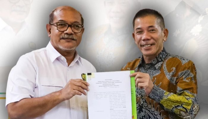 Jakarta, Prokopim – Wakil Bupati Ketapang melaksanakan koordinasi terkait EBTKE ke Direktorat Jenderal Energi Baru, Terbarukan dan Konservasi Energi (EBTKE) Kementerian Energi dan Sumber Daya Mineral Republik Indonesia. Kamis, (29/01/2026).  Ini merupakan tindaklanjut dari surat Direktorat Jenderal Energi Baru, Terbarukan dan Konservasi Energi (EBTKE) Kementerian Energi dan Sumber Daya Mineral Republik Indonesia tertanggal 29 Oktober 2025 perihal serah terima Barang Milik Negara (BMN) pembangunan infrastruktur Energi Baru, Terbarukan dan Konservasi Energi (EBTKE) tahun 2019 hingga Tahun Anggaran 2024.  Kegiatan ini sekaligus menjadi momentum penerimaan hibah Barang Milik Negara dari Pemerintah Pusat kepada Pemerintah Kabupaten Ketapang.  Adapun hibah BMN yang diterima meliputi pembangunan infrastruktur EBTKE pada tahun 2021 sebanyak 87 unit, tahun 2023 sebanyak 20 unit, serta tahun 2024 sebanyak 147 unit. Seluruh aset tersebut akan dicatat dan dikelola sesuai dengan ketentuan peraturan perundang-undangan yang berlaku.  Wakil Bupati Ketapang menyampaikan bahwa koordinasi ini menjadi langkah strategis dalam mendukung pemanfaatan energi bersih dan berkelanjutan di Kabupaten Ketapang, sekaligus memperkuat sinergi antara pemerintah pusat dan daerah dalam pengelolaan aset negara.  Selain itu, Pemerintah Kabupaten Ketapang juga menyampaikan proposal permohonan bantuan Penerangan Jalan Umum Tenaga Surya (PJUTS) kepada Kementerian ESDM. Usulan ini diharapkan dapat meningkatkan kualitas pelayanan publik, khususnya dalam mendukung keselamatan dan aktivitas masyarakat di wilayah-wilayah yang belum terjangkau jaringan listrik secara optimal.  Pemkab Ketapang berkomitmen untuk terus mendorong pemanfaatan energi baru dan terbarukan sebagai bagian dari pembangunan berkelanjutan dan upaya mendukung transisi energi nasional