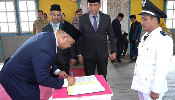 Bupati Ketapang Lantik Kepala Desa Asam Jelai