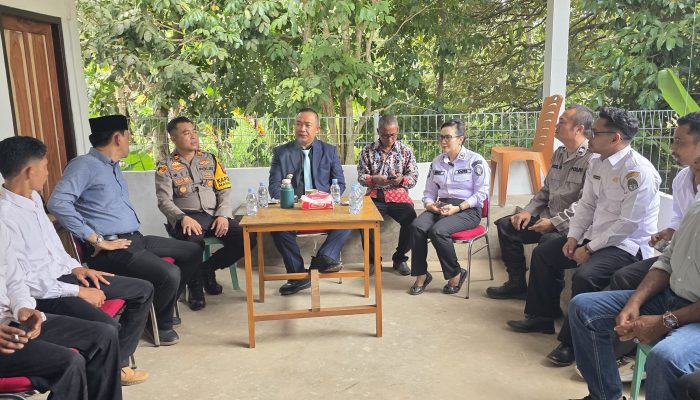 Kapolsek Manis Mata Hadiri Kegiatan Ngopi Bareng Bersama Bupati Ketapang di Desa Ratu Elok