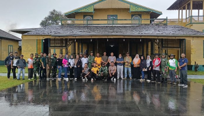 Kerja Bakti Gabungan di Keraton Matan, Wujud Sinergi Pemerintah dan Aparat di Benua Kayong