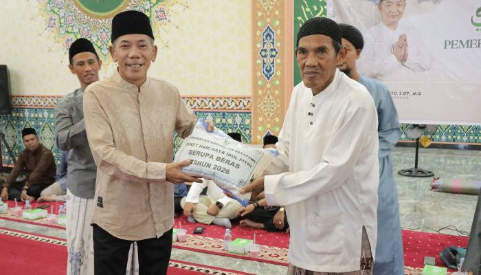 Wabup Ketapang Pimpin Safari Ramadhan di Masjid Al-Mujahidin Mekar Sari, Serahkan Bantuan Beras dan Santunan Anak Yatim