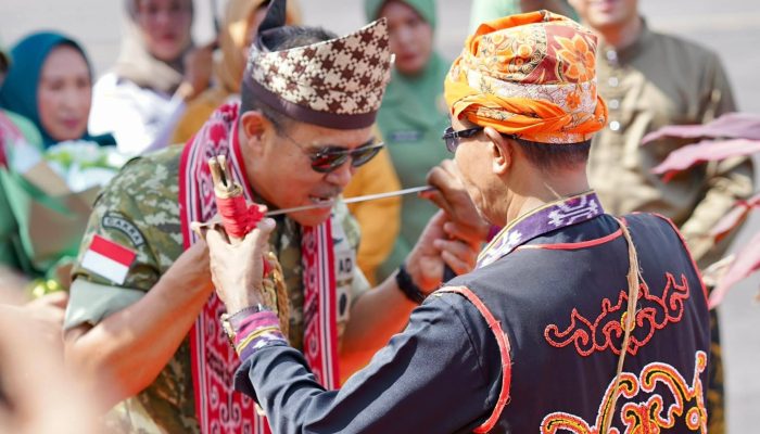 Pangdam XII/Tanjungpura Kunjungi Kabupaten Ketapang, Disambut Tradisi Adat Dayak