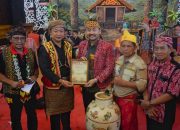 Bupati Ketapang Pimpin Makan Beradat dan Ritual Pesalin di PGD ke-40, Sejumlah Tokoh Terima Gelar Adat Kehormatan