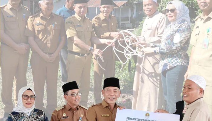 Wakil Bupati Ketapang Serahkan Bantuan Hewan Kurban Kepada Pondok Pesantren Nur Ilahi di Sukaharja