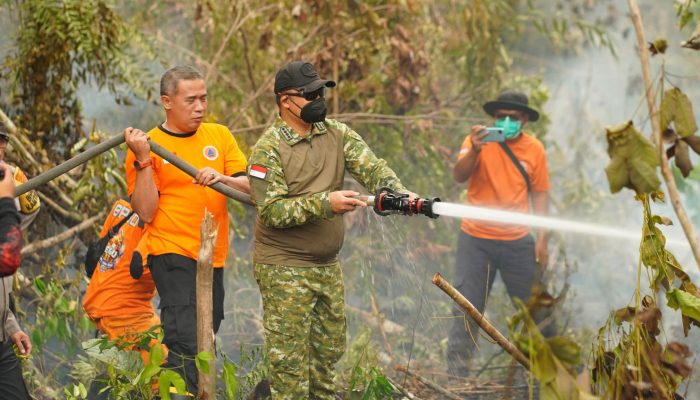 HARI LIBUR TAK BERLAKU, BUPATI DAN DANDIM TETAP DAMPINGI SATGAS KARHUTLA DI KUALA TOLAK