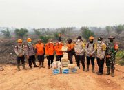 Bupati Ketapang Alexander Wilyo, S.STP.,M.Si  tidak memilih tempat khusus untuk makan saat turun langsung dalam penanganan kebakaran hutan