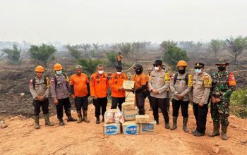 Bupati Ketapang Alexander Wilyo, S.STP.,M.Si  tidak memilih tempat khusus untuk makan saat turun langsung dalam penanganan kebakaran hutan