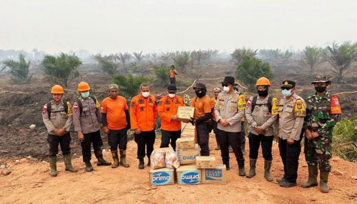 Bupati Ketapang Alexander Wilyo, S.STP.,M.Si  tidak memilih tempat khusus untuk makan saat turun langsung dalam penanganan kebakaran hutan