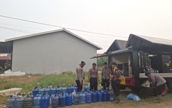 Polsek Delta Pawan Bersama KADIN dan HIPMI Salurkan Air Bersih untuk Warga Jalan Restu Ibu