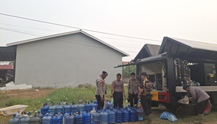 Polsek Delta Pawan Bersama KADIN dan HIPMI Salurkan Air Bersih untuk Warga Jalan Restu Ibu